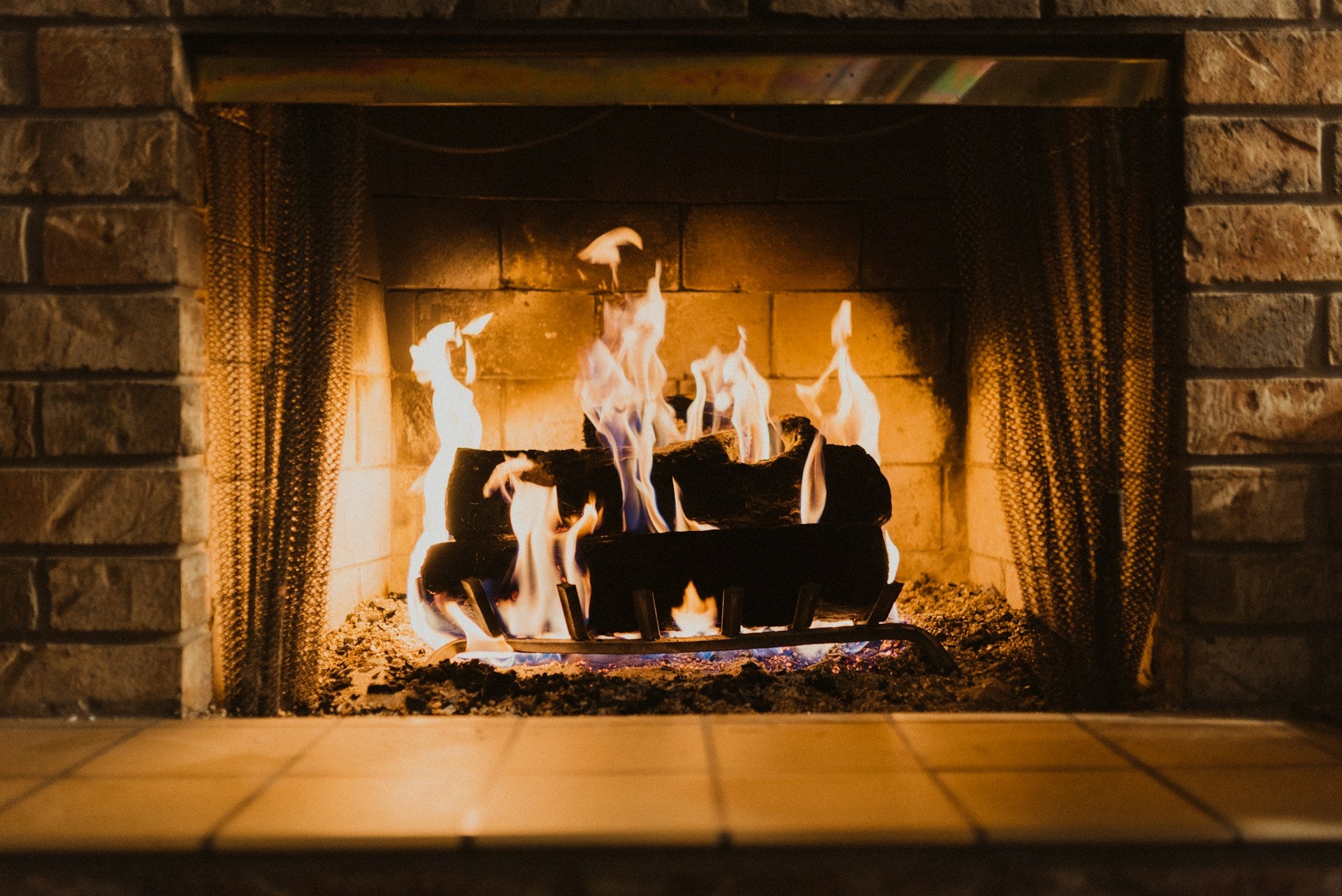 Gas vs. Electric Fireplaces: Why Does Electric Win for Modern Homes?