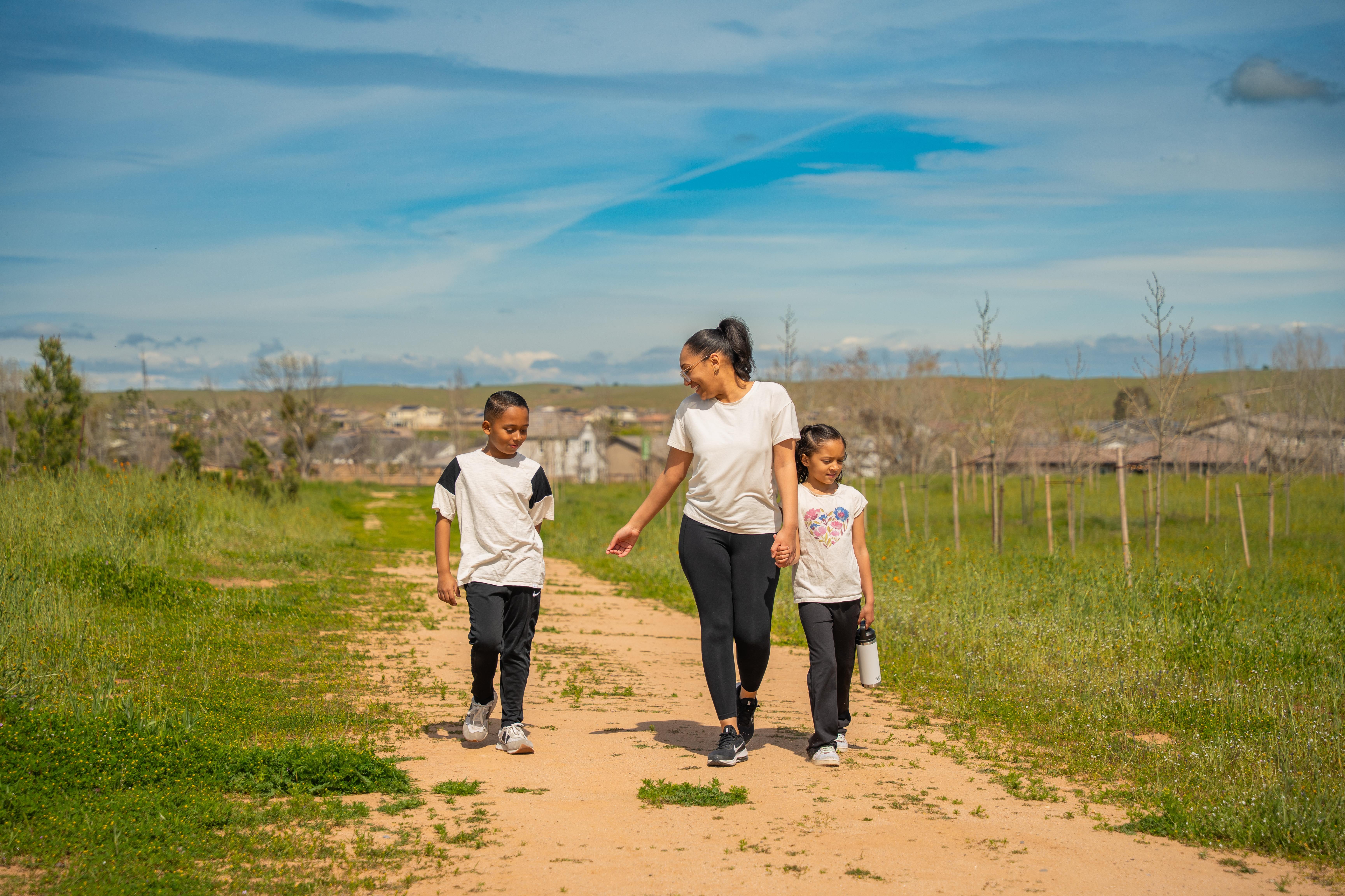 Tesoro Viejo resident, Tyera Tucay, walking trails in Tesoro Viejo.